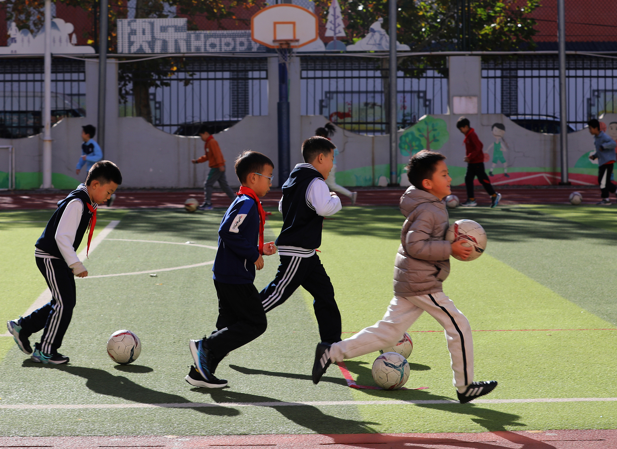 Schoolchildren play football at the Beijing Chaoyang District Experimental Primary School, Beijing, November 21, 2024. /CFP