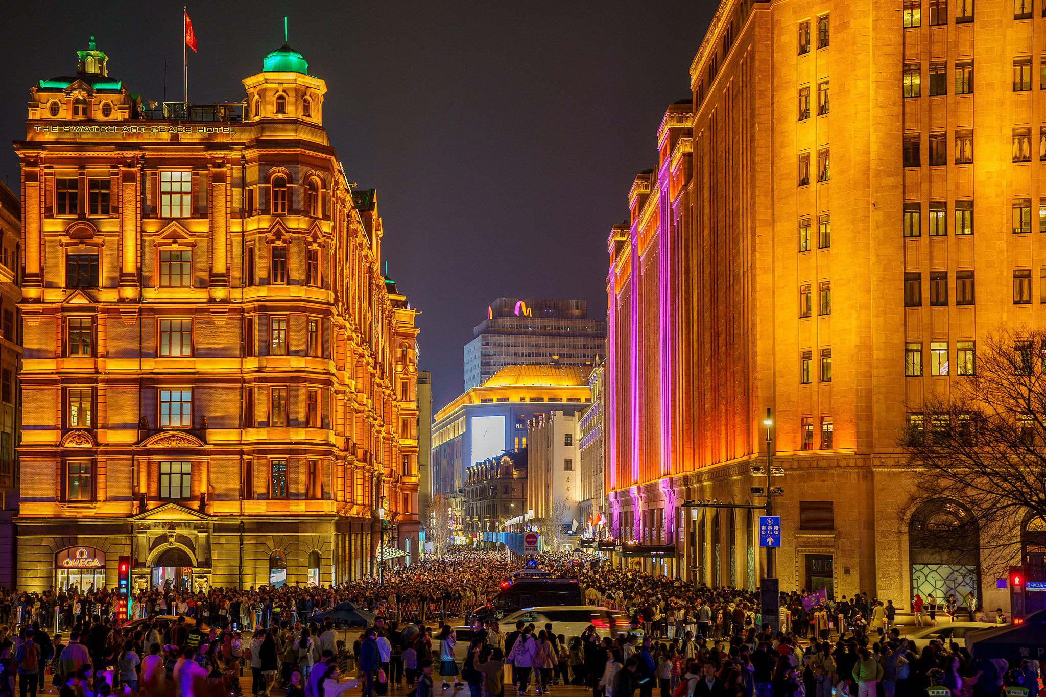 Tourists crowd Nanjing Road on the Bund in Shanghai, China, April 5, 2024. /CFP