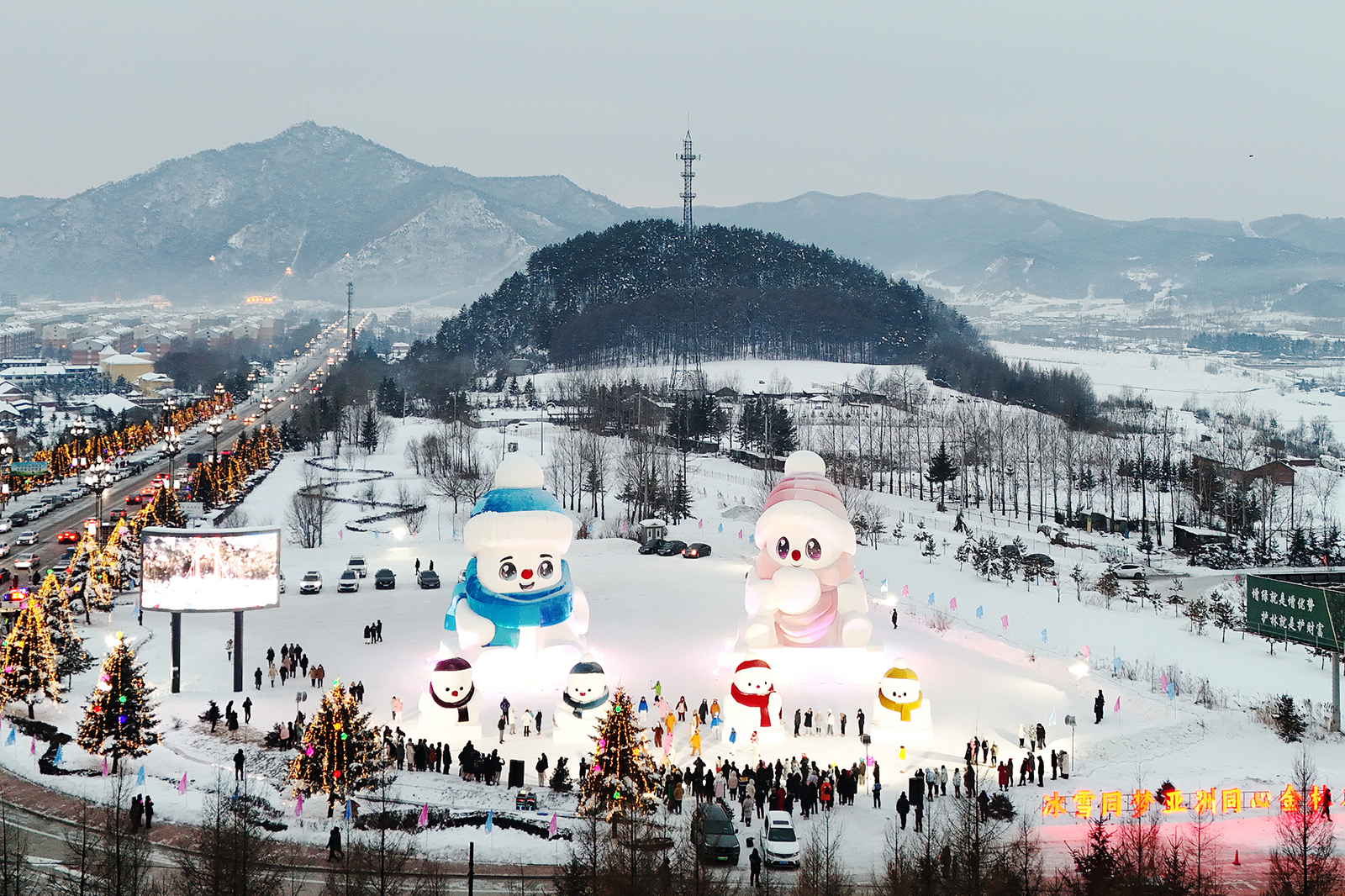 Giant snowmen attract visitors in Jinlin District, Yichun City, Heilongjiang Province on December 14, 2024. /CFP