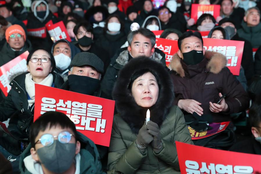 People gather near the National Assembly in Seoul to watch the results of President Yoon Suk-yeol's impeachment vote, Seoul, South Korea, December 7, 2024. /Xinhua