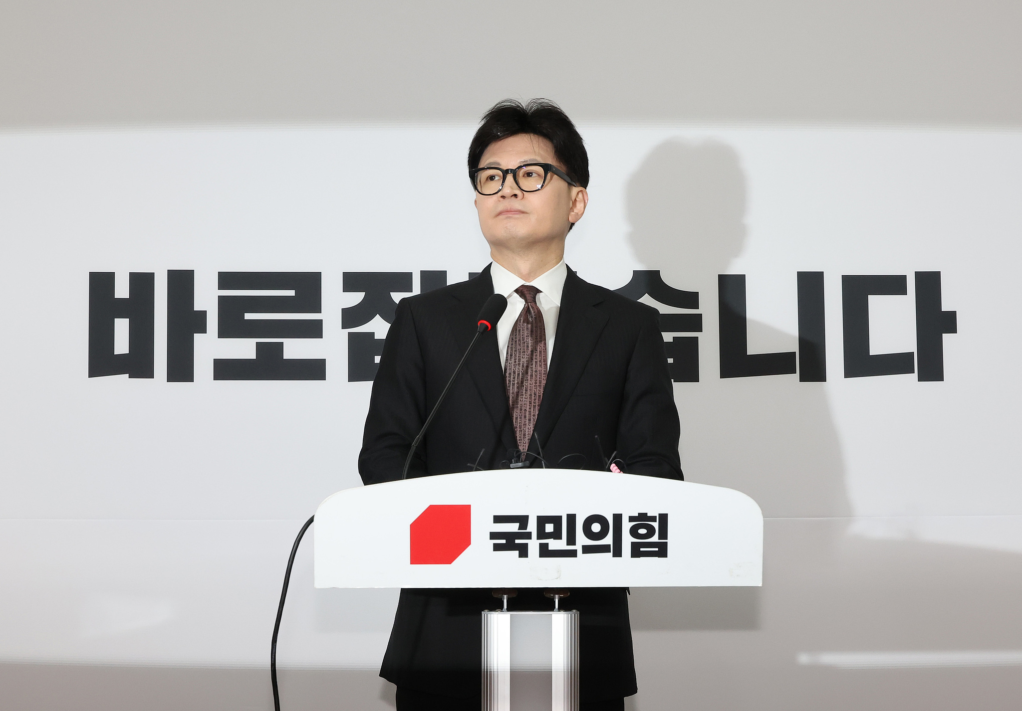 Han Dong-hoon, South Korea's ruling People Power Party leader, holds a press conference to announce his resignation in Seoul, December 16, 2024. /CFP