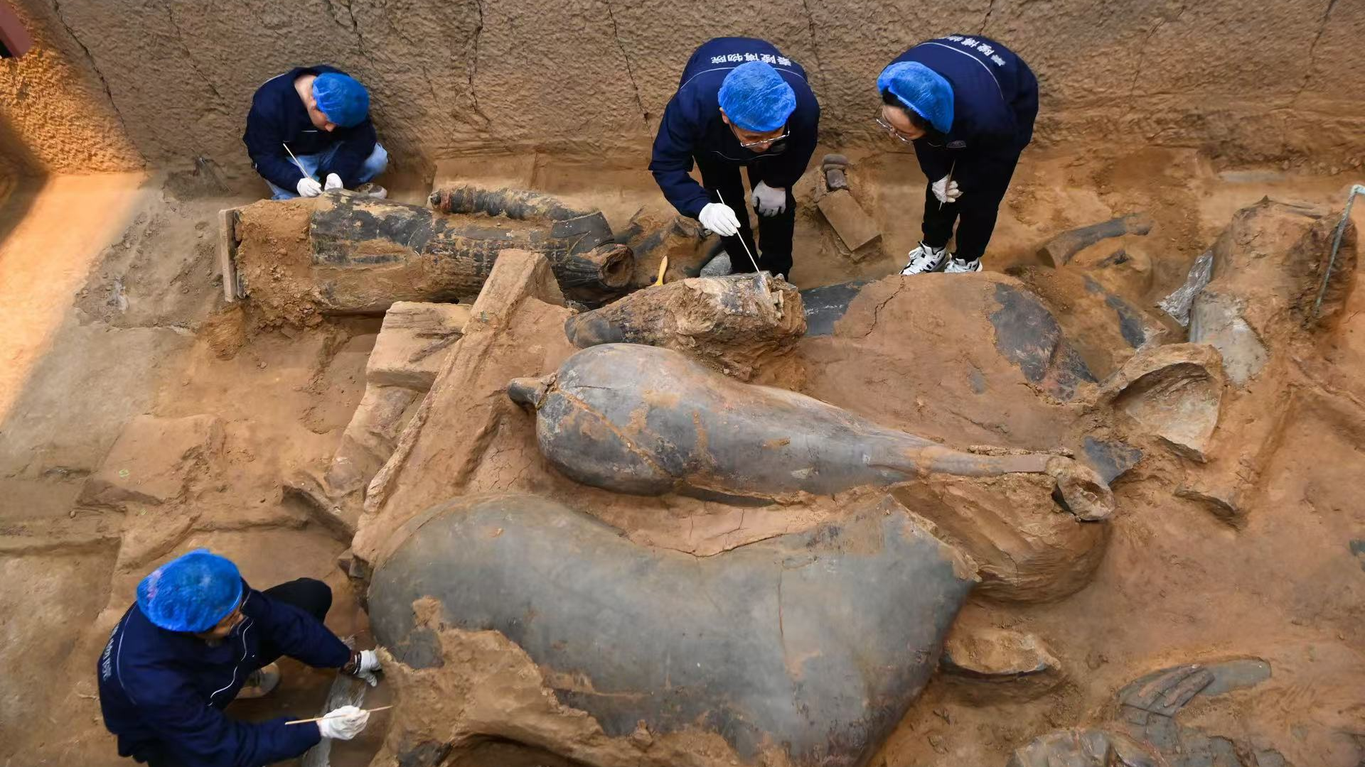 Experts at work during the excavation of the Terracotta Warriors in Xi'an City of northwest China's Shaanxi Province, December 16, 2024. /Photo by Zhang Tianzhu
