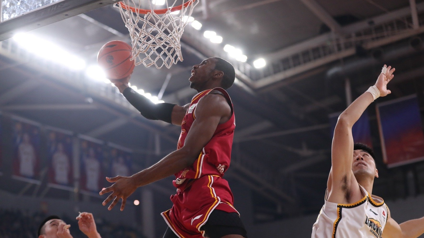 Ibrahima Fall Faye making a dunk during game against Liaoning Flying Leopards in Taiyuan, north China's Shanxi Province, December 16, 2024. / Shanxi Loongs