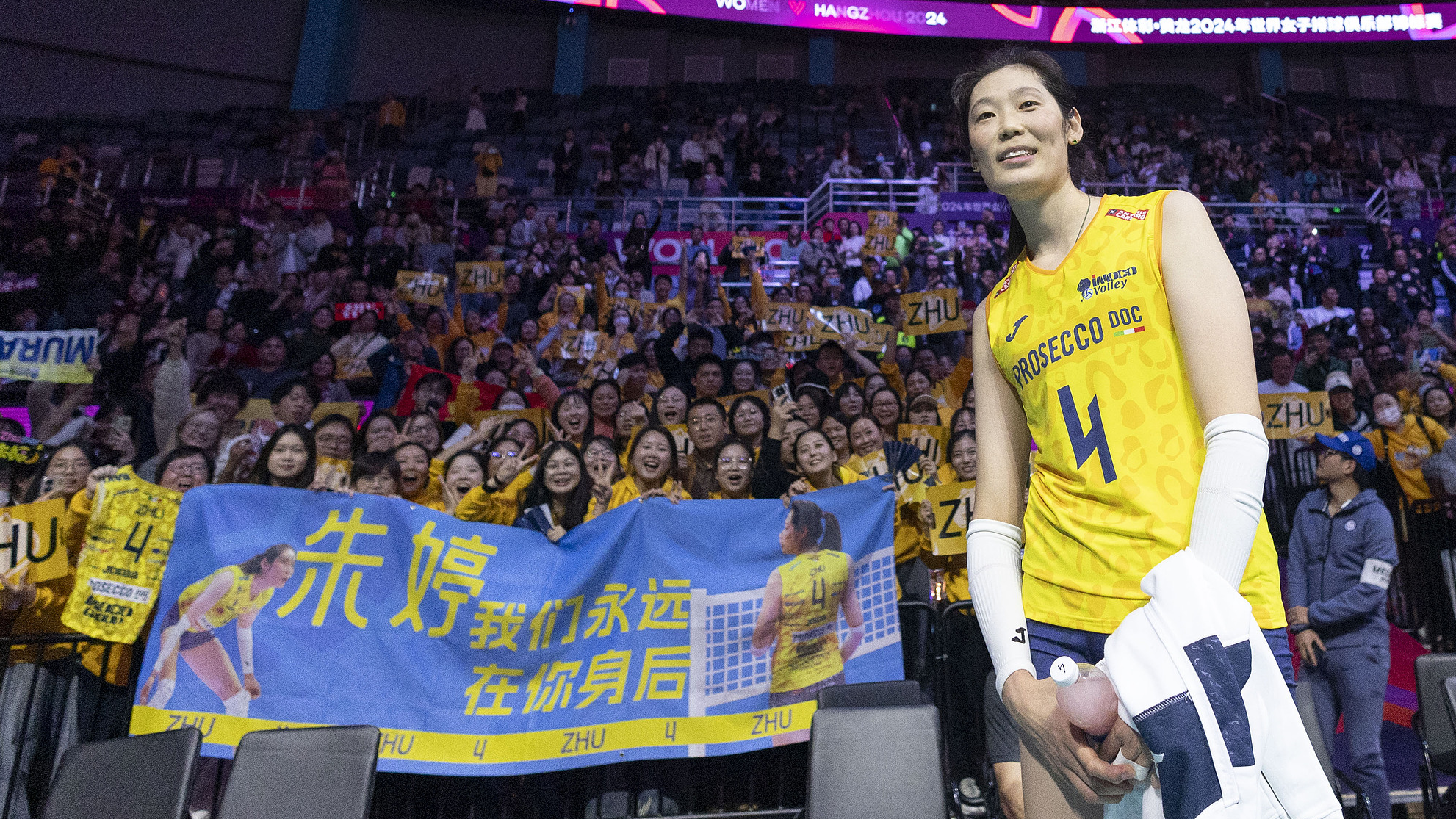 Zhu Ting (R) poses for a photo with her fans after scoring 11 points during Imoco Volley Conegliano's opening victory at the FIVB Women's Club World Championship in Hangzhou, China's Zhejiang province, December 17, 2024. /CFP