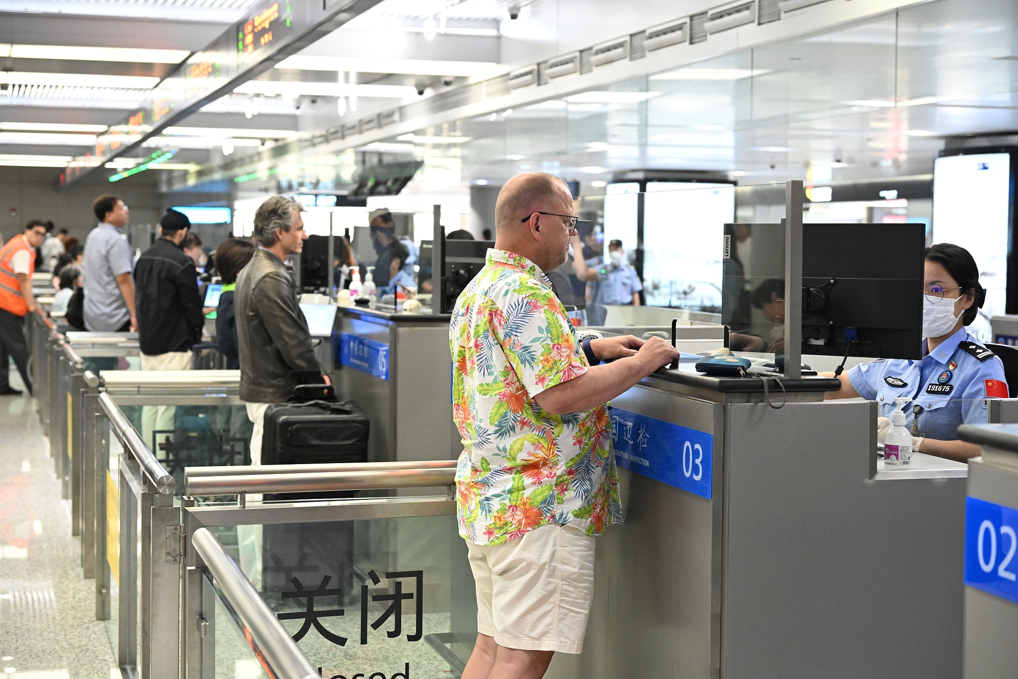 Foreign passengers go through customs clearance procedures at the Shanghai Hongqiao International Airport border checkpoint, August 14, 2024. /CFP