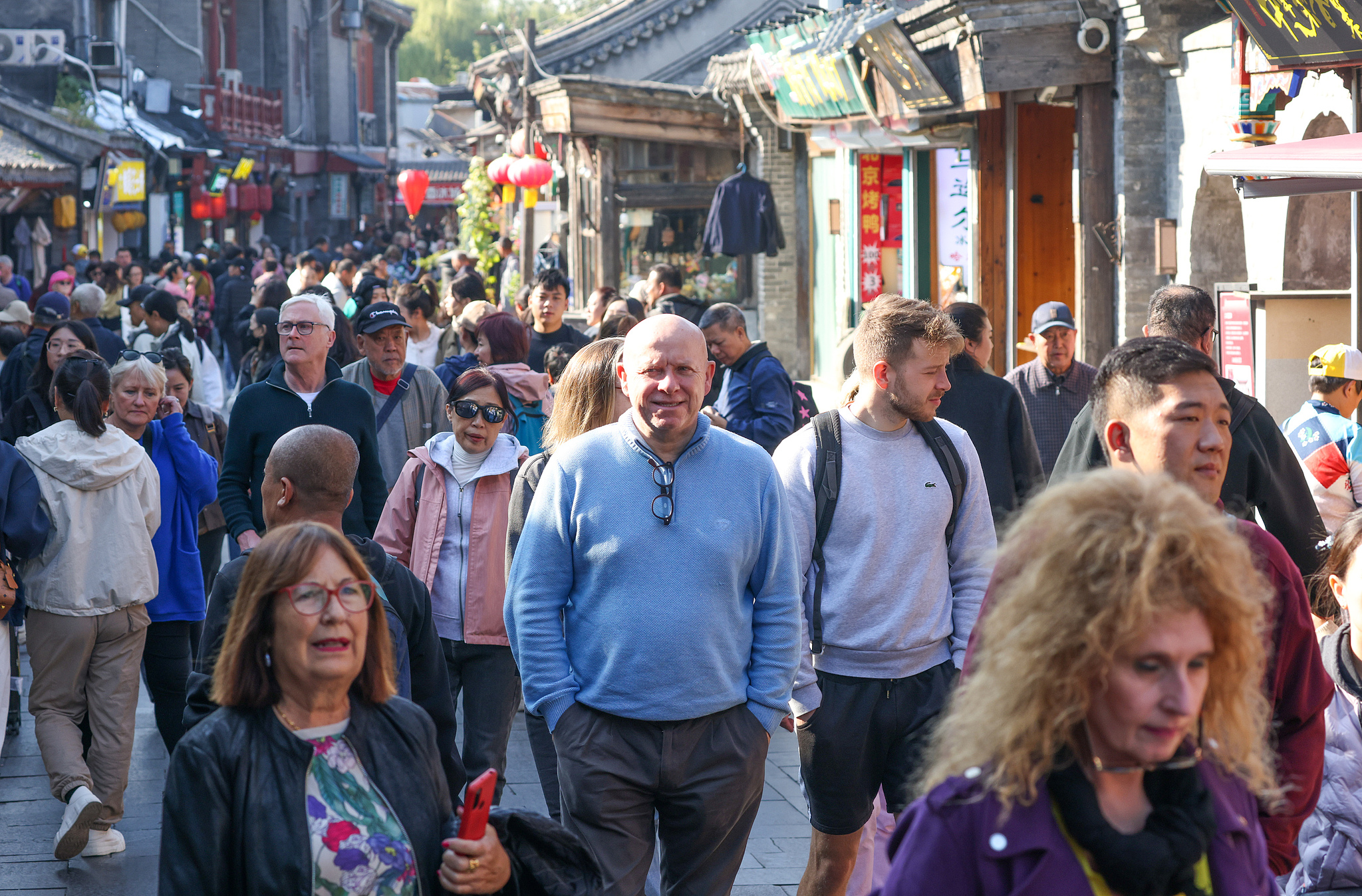 Foreign tourists stroll through the alleys of the Shichahai area, Beijing, October 23, 2024. /CFP