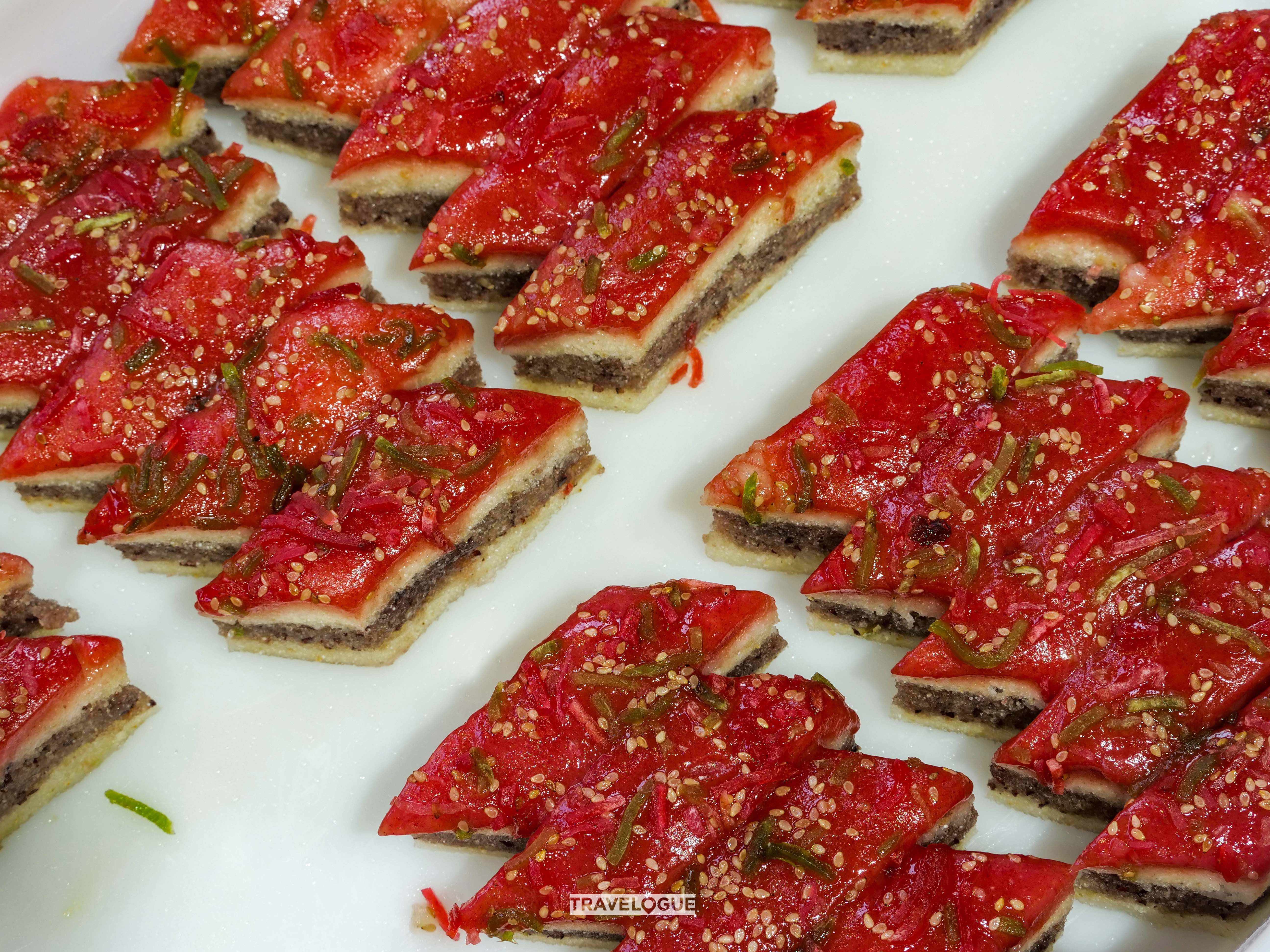 Sticky rice cakes are a popular street snack in Suzhou, Jiangsu Province. /CGTN