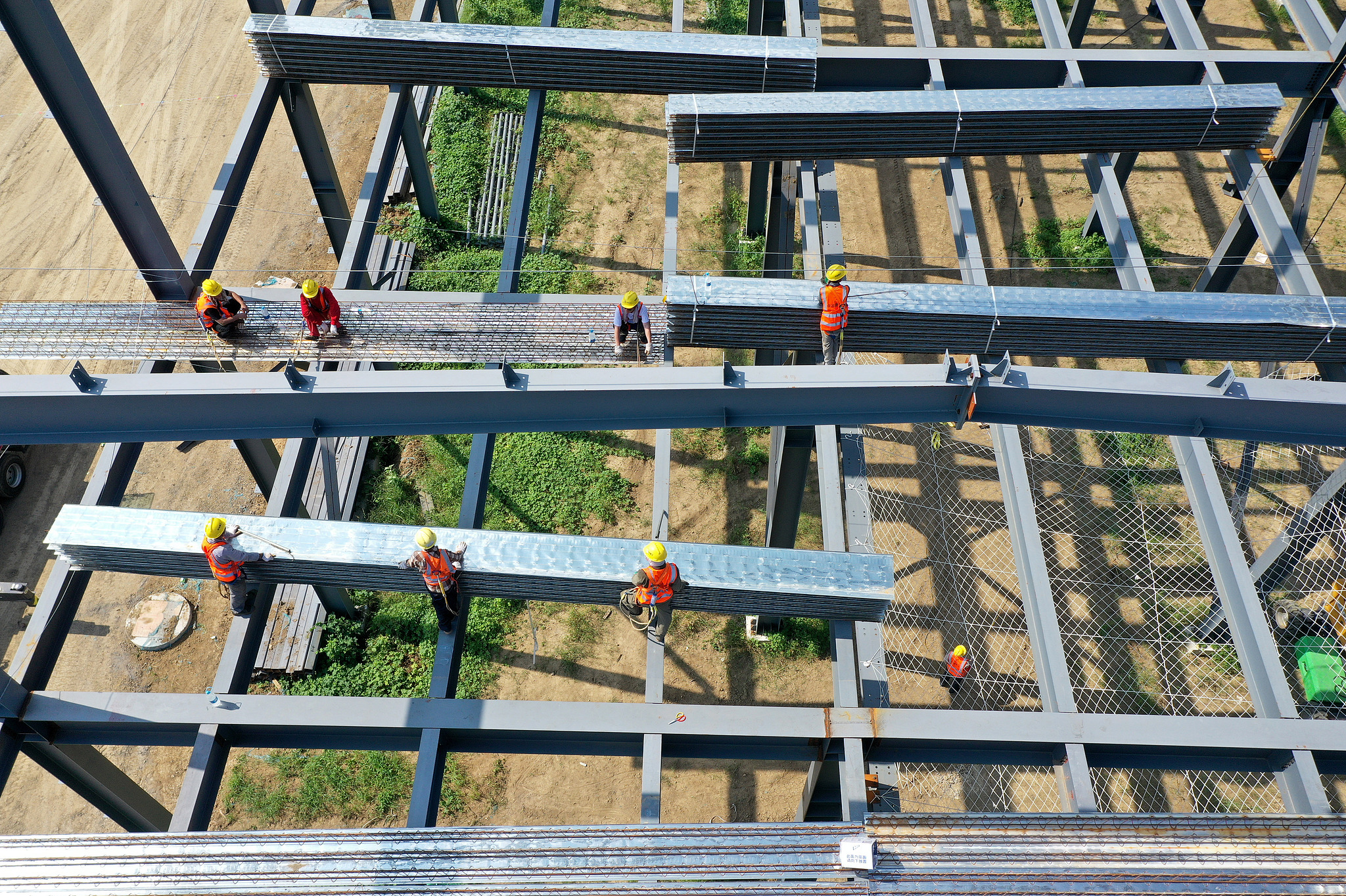 Workers carrying out the construction of a steel structure plant in Bozhou, Anhui Province, China, August 3, 2024. / CFP