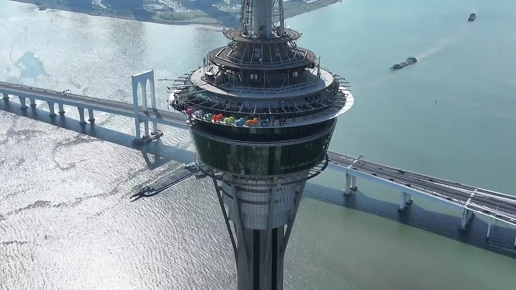 A special lion dance performance takes place on the Macao Tower to mark 25th anniversary of Macao's return to China. /CFP