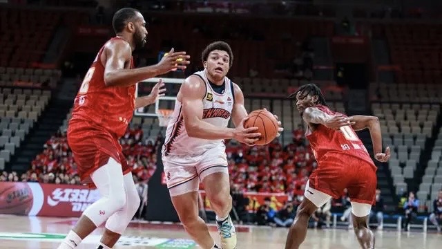 Shanghai's Kenneth Lofton (C) dribbles during the match against Shenzhen Leopards in the Chinese Basketball Association, Shenzhen, December 18. /CFP