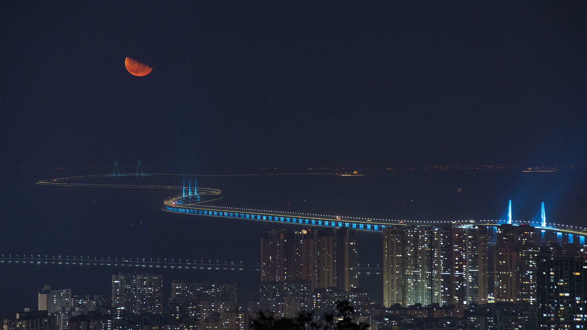 The moon rises over the Hong Kong-Zhuhai-Macao Bridge, photographed from Jialin Mountain in Zhuhai, Guangdong Province, China, September 21, 2019. /VCG