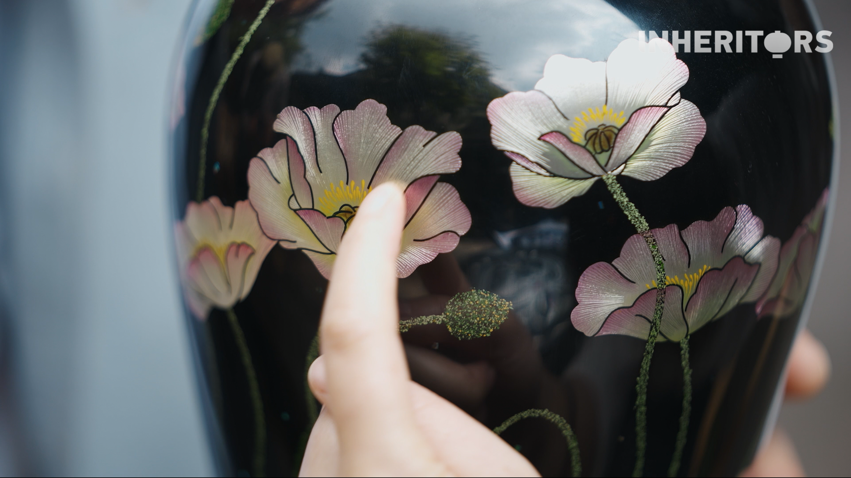 Lacquerware inlaid with intricately engraved metal foil exudes a silky sheen. /CGTN