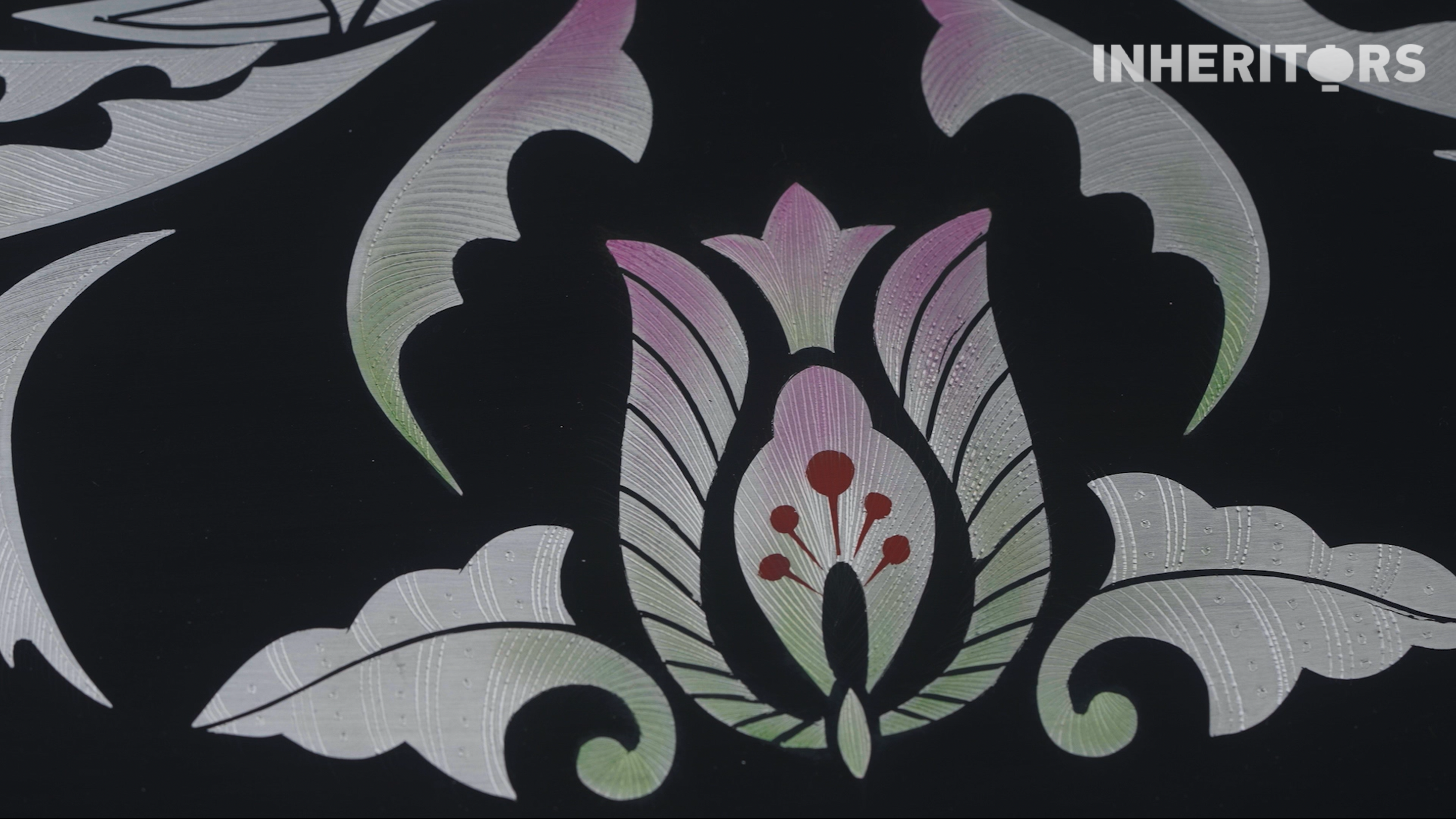 Lacquerware inlaid with intricately engraved metal foil exudes a silky sheen. /CGTN