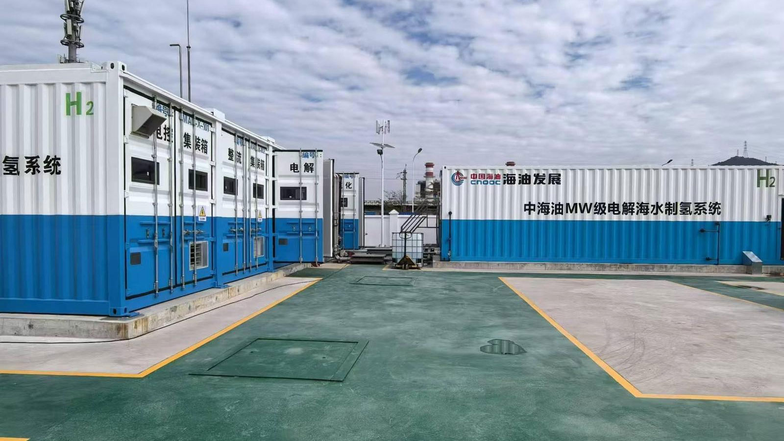 The world's first megawatt-level seawater electrolyzer for hydrogen production. /CNOOC