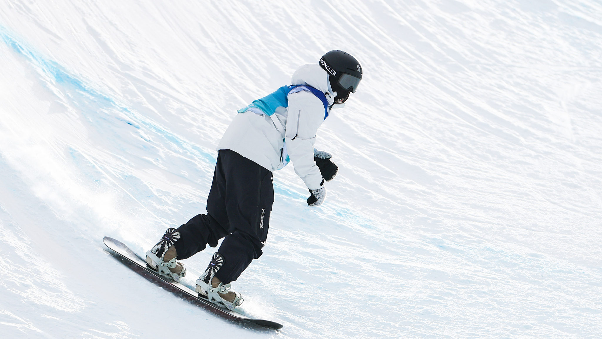 Cai Xuetong in action during the FIS Snowboard Halfpipe World Cup in Zhangjiakou, China, December 6, 2024. /CFP