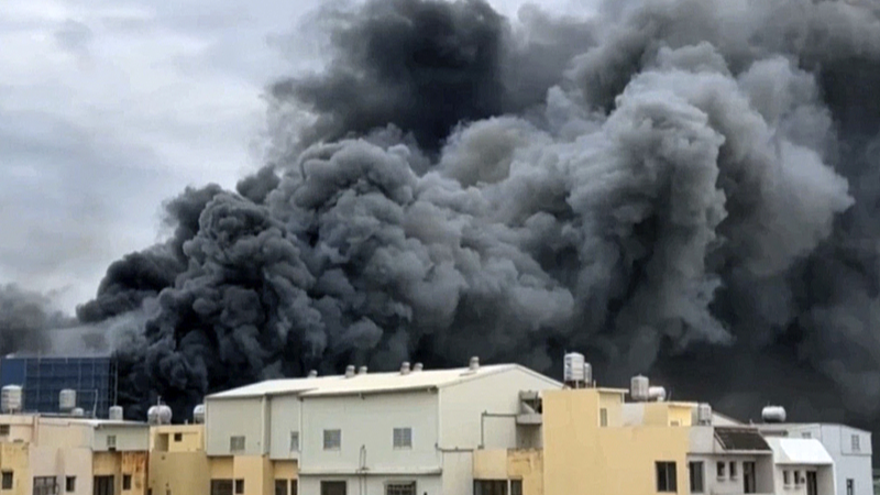 Heavy smoke billows from a warehouse fire in Taichung, China's Taiwan region, December 19, 2024. /CFP