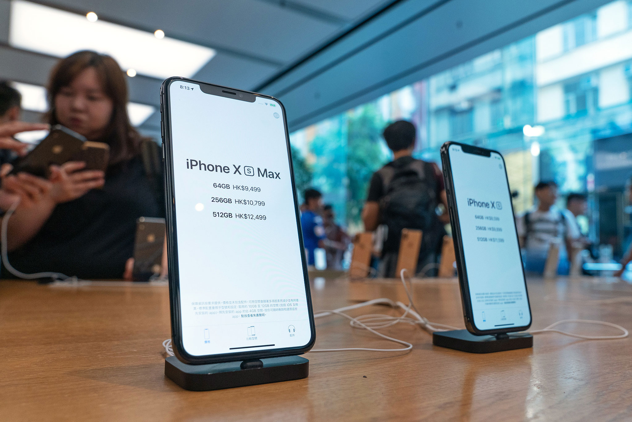 People try Apple iPhone Xs at a store in China's Hong Kong, September 21, 2018. The iPhone Xs is powered by the A12 chip designed by a team led by Gerard Williams before he departed from Apple and co-founded Nuvia. /CFP