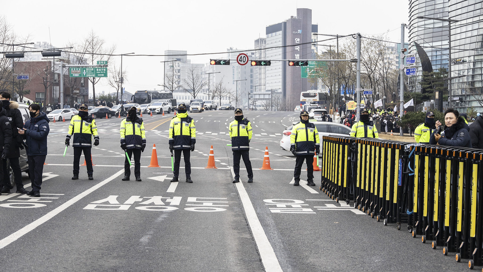 Police block the road leading to the Constitutional Court during a protest against South Korean President Yoon Suk-yeol in Seoul, South Korea, December 21, 2024. /CFP 