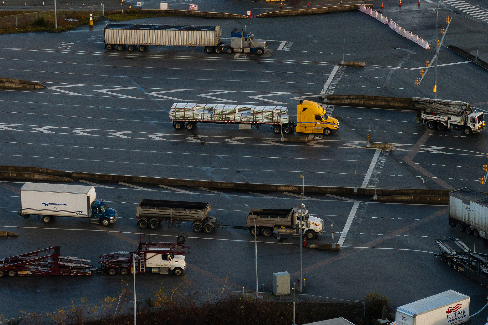 Tractor trailers entering the United States at the Pacific Highway Border Crossing in Blaine, Washington, D.C., December 18, 2024. / CFP