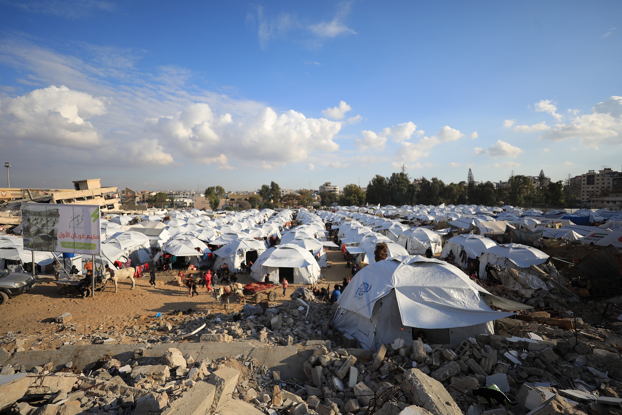 Makeshift tents set up by the Palestinians are seen in Gaza City, Gaza Strip, December 21, 2024. /CFP