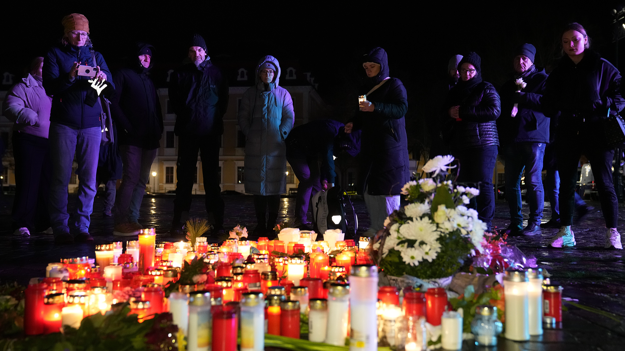 People light candles outside Magdeburg Cathedral after a memorial service for victims of Friday's Christmas Market attack in Magdeburg, Germany, December 21, 2024. /CFP