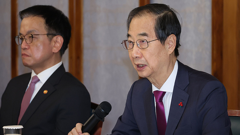 South Korea's acting President Han Duck-soo (R) deliveres a speech during a meeting in Seoul, South Korea, December 20, 2024. /CFP