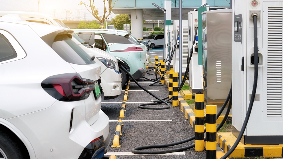 Electric vehicle charging at a charging station/CFP