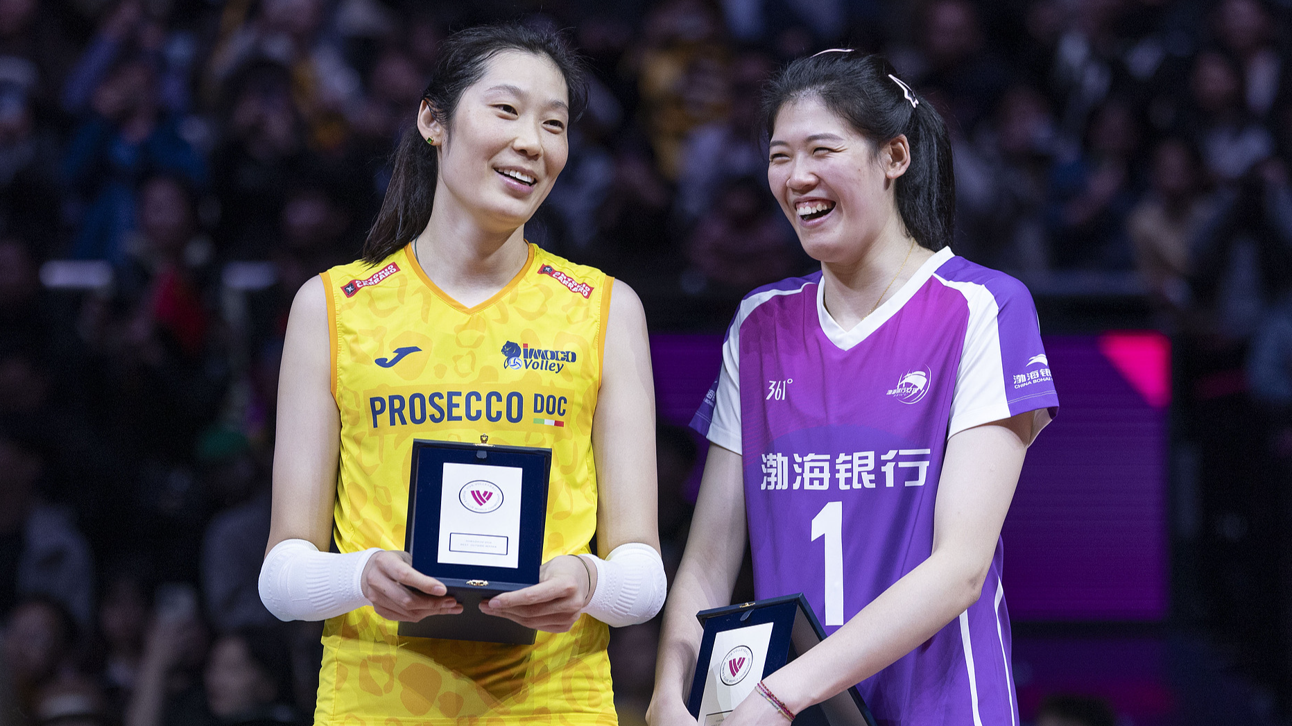 Conegliano spiker Zhu Ting (L) and Tianjin captain Li Yingying (R) hold their 