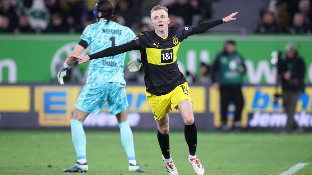 Dortmund's Maximilian Beier (R) celebrates his goal during their German Bundesliga clash with Wolfsburg in Wolfsburg, Germany, December 22, 2024. /CFP