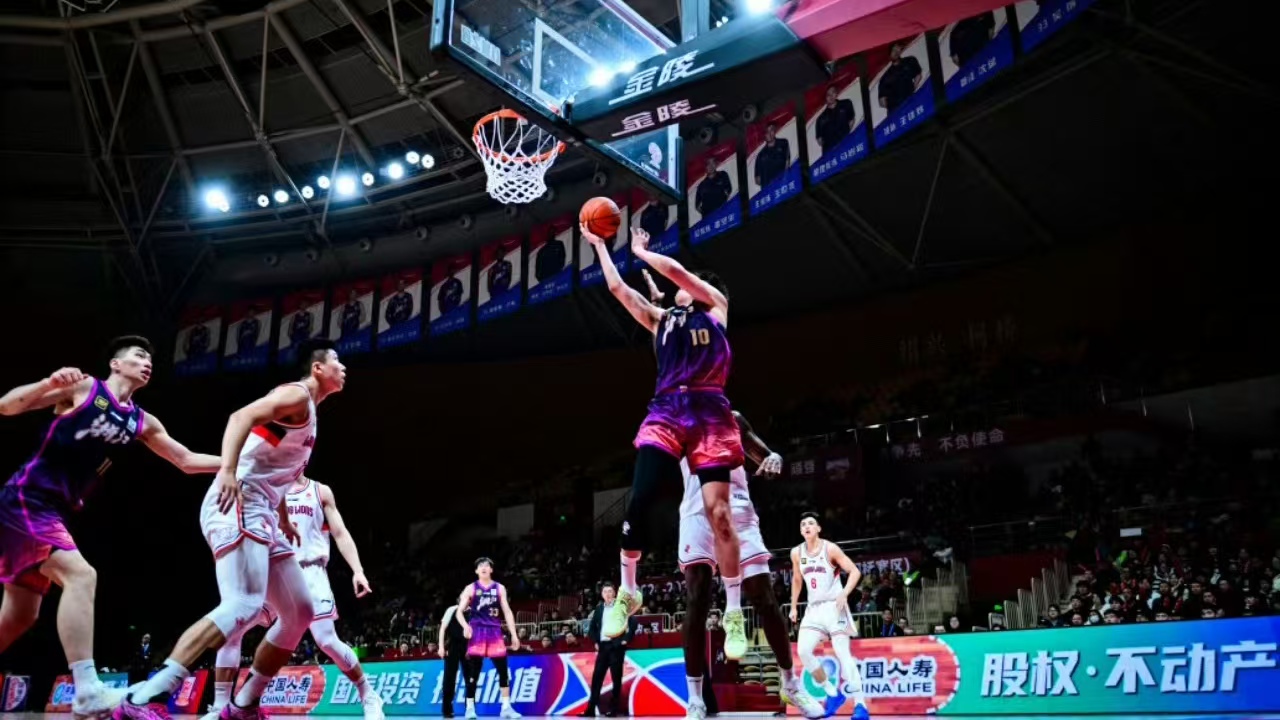 Zhejiang Golden Bulls and Guangzhou Loong Lions players in action in a CBA match in Shaoxing, China, December 23, 2024. /CBA