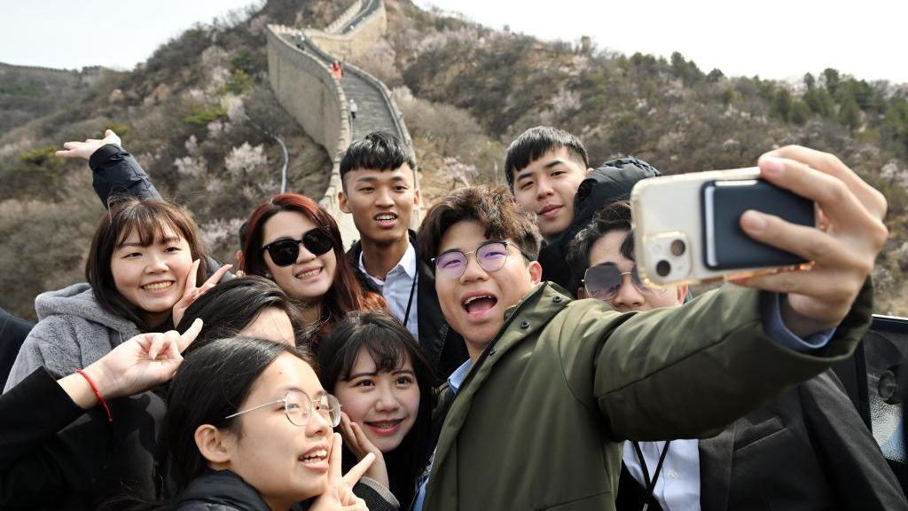 Members of a Taiwan youth delegation pose for a group selfie on the Badaling section of the Great Wall in Beijing, capital of China, April 9, 2024. /Xinhua