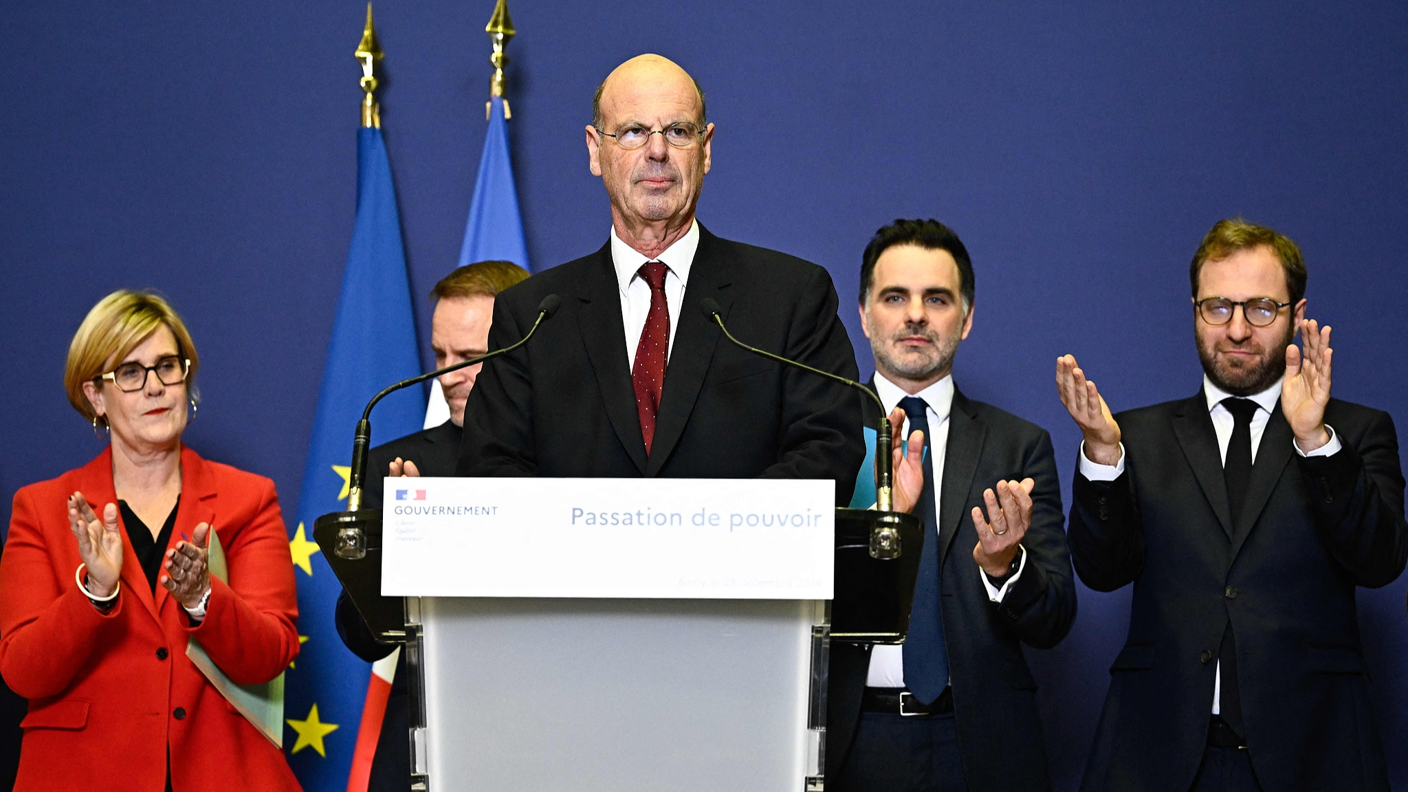 Newly-appointed French Minister of Economy and Finance Eric Lombard (C) is applauded after he addressed the audience during the handover ceremony in Paris, France, December 23, 2024. /CFP