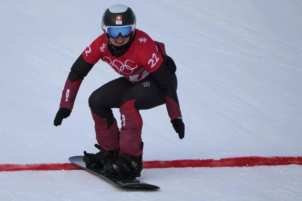 Sophie Hediger of Switzerland competes in the women's individual snowboard cross at the 2022 Beijing Winter Olympics in Zhangjiakou, north China's Hebei Province, February 9, 2022. /AP