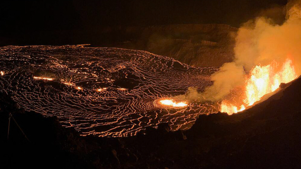 Live: U.S. Hawaii volcano fires fountains of lava in dramatic eruption