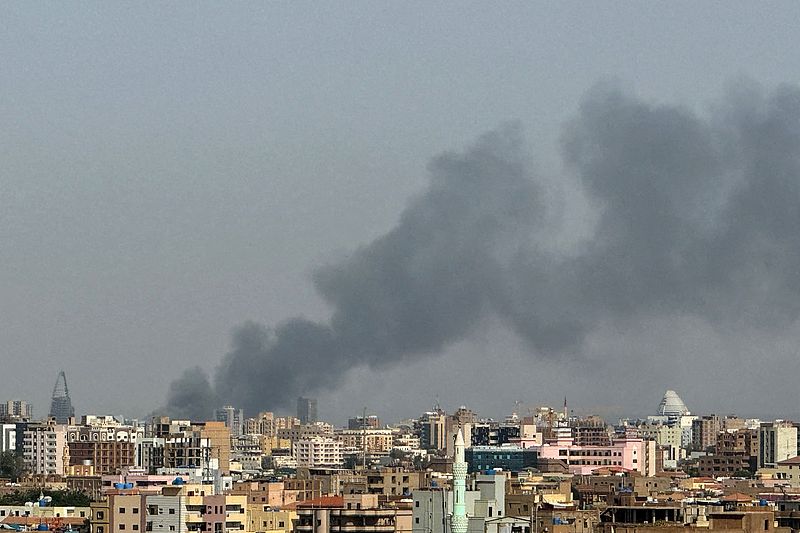 Smoke billows during air strikes in central Khartoum as the Sudanese army attacks positions held by the paramilitary RSF throughout the Sudanese capital, September 26, 2024. /CFP