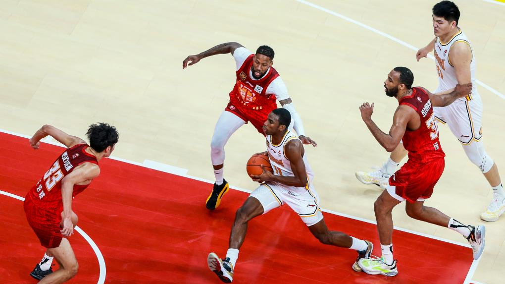 Hamidou Diallo (C) of the Shanxi Loongs drives into the paint against the Shenzhen Leopards in a Chinese Basketball Association (CBA) game in Shenzhen, south China's Guangdong Province, December 24, 2024. /Xinhua