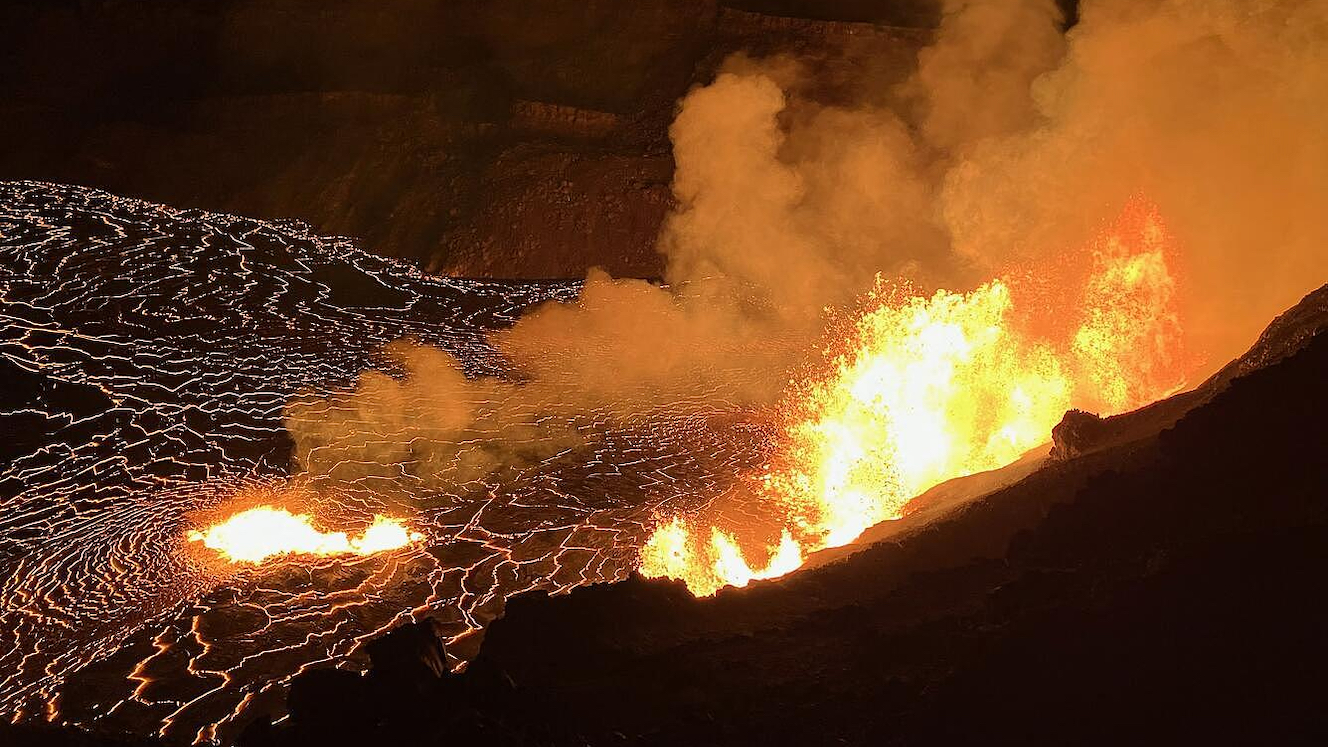 U.S. Hawaii volcano spews 80-meter lava fountains in dramatic eruption