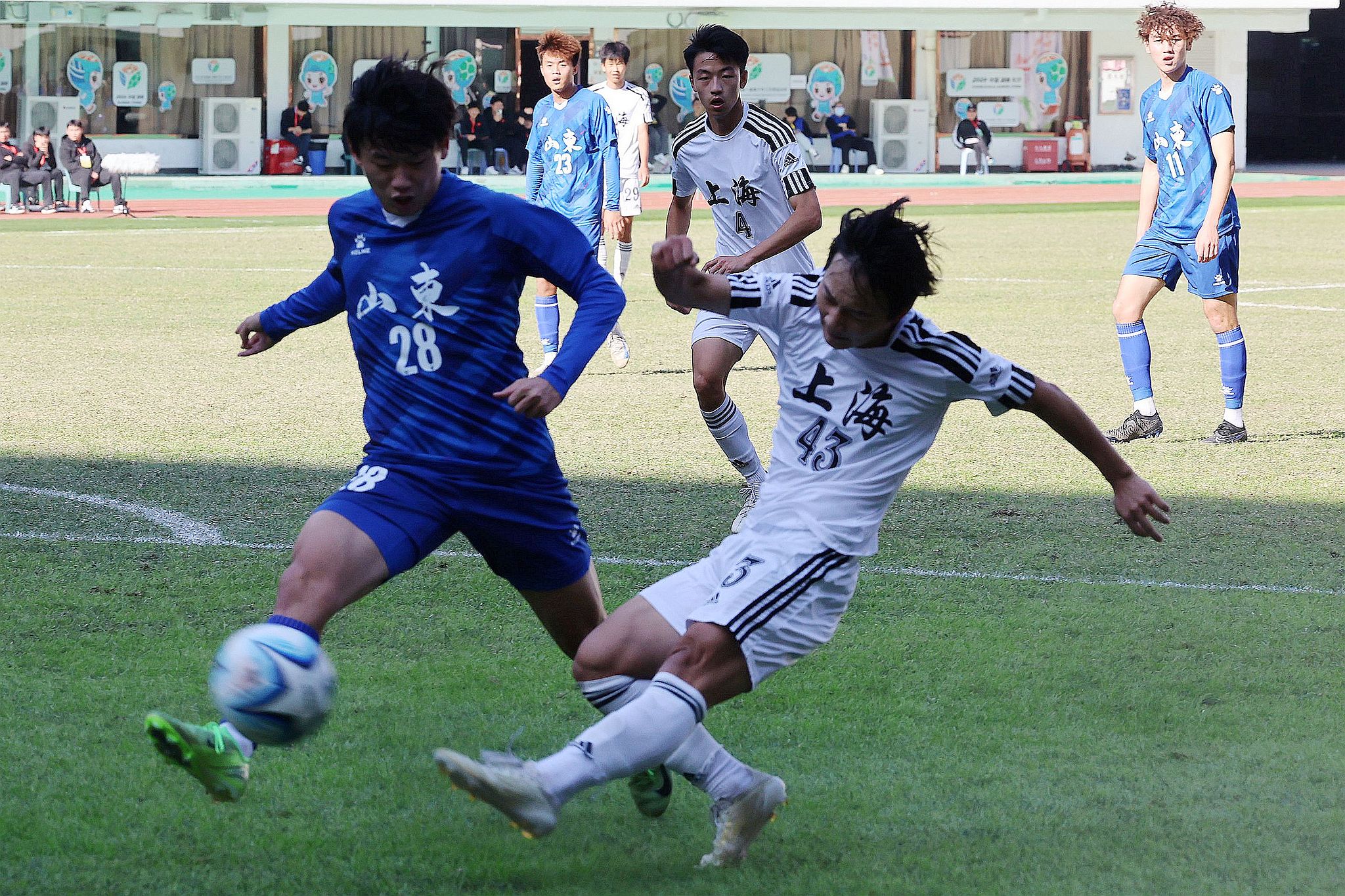 Players of Team Shandong (L) and Team Shanghai compete for the ball in the men's football final at the National Youth Games for Football, Basketball and Volleyball of the People's Republic of China in Changsha, central China's Hunan Province, November 27, 2024. /CFP