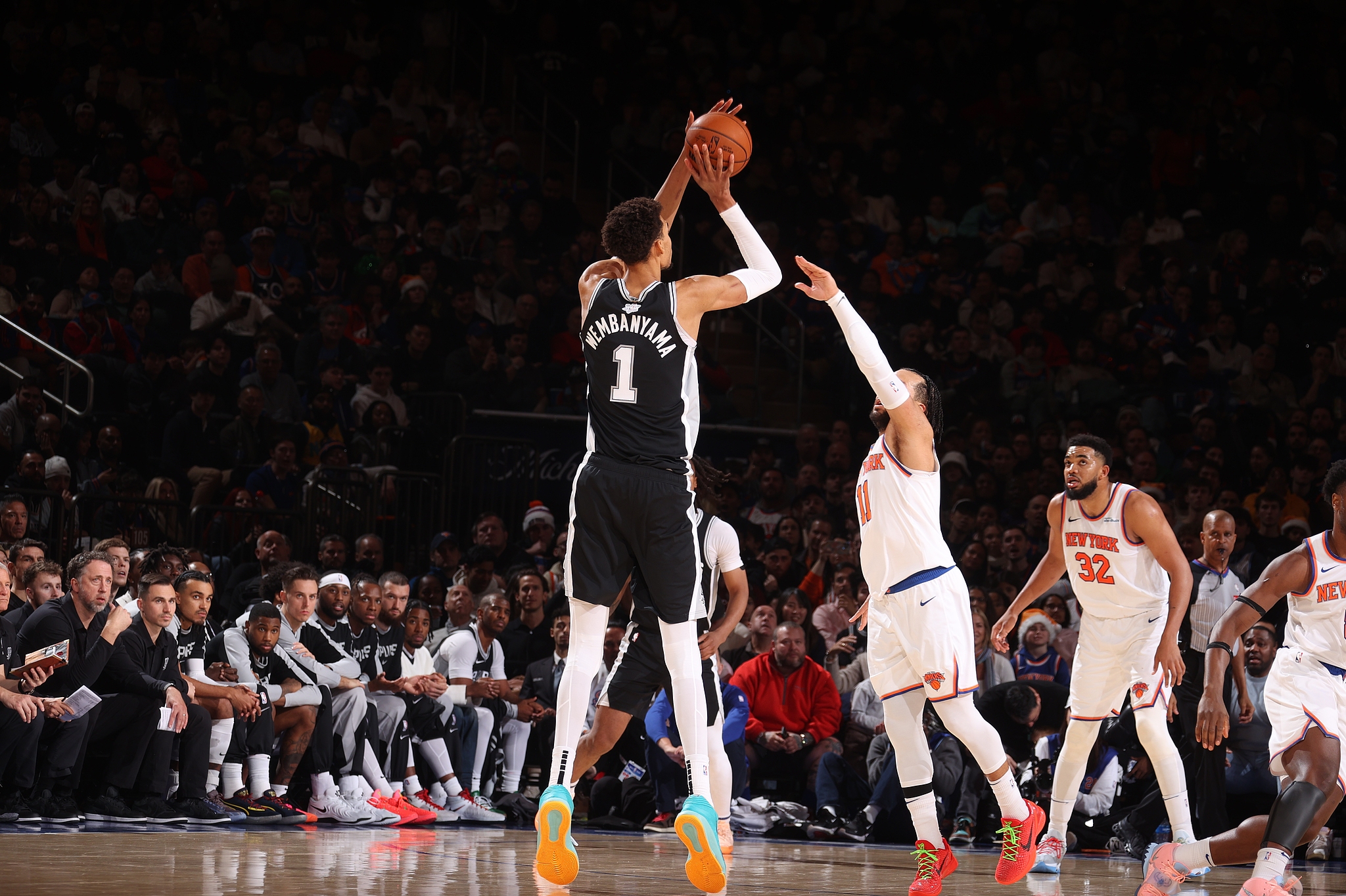 Victor Wembanyama (#1) of the San Antonio Spurs shoots in the game against the New York Knicks at Madison Square Garden in New York City, December 25, 2024. /CFP