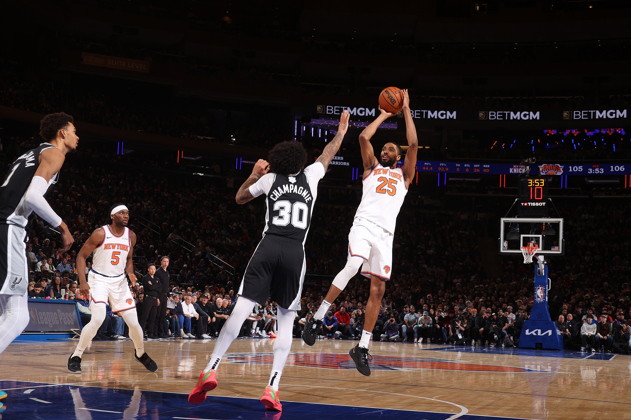 Mikal Bridges (#25) of the New York Knicks shoots in the game against the San Antonio Spurs at the Madison Square Garden in New York City, December 25, 2024. /CFP