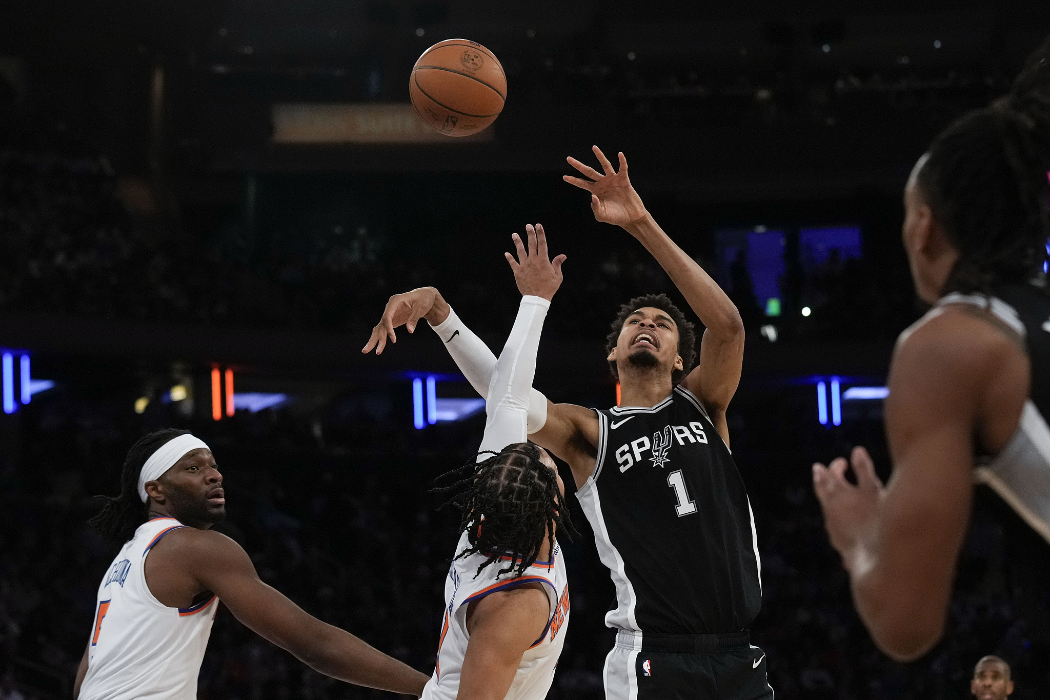 Victor Wembanyama (#1) of the San Antonio Spurs competes for a rebound in the game against the New York Knicks at the Madison Square Garden in New York City, December 25, 2024. /CFP