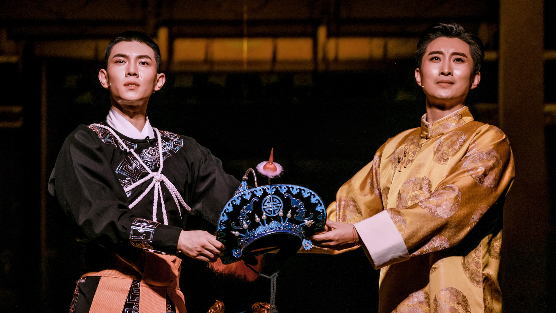 A stage photo of Li Chenyuan (L) as 