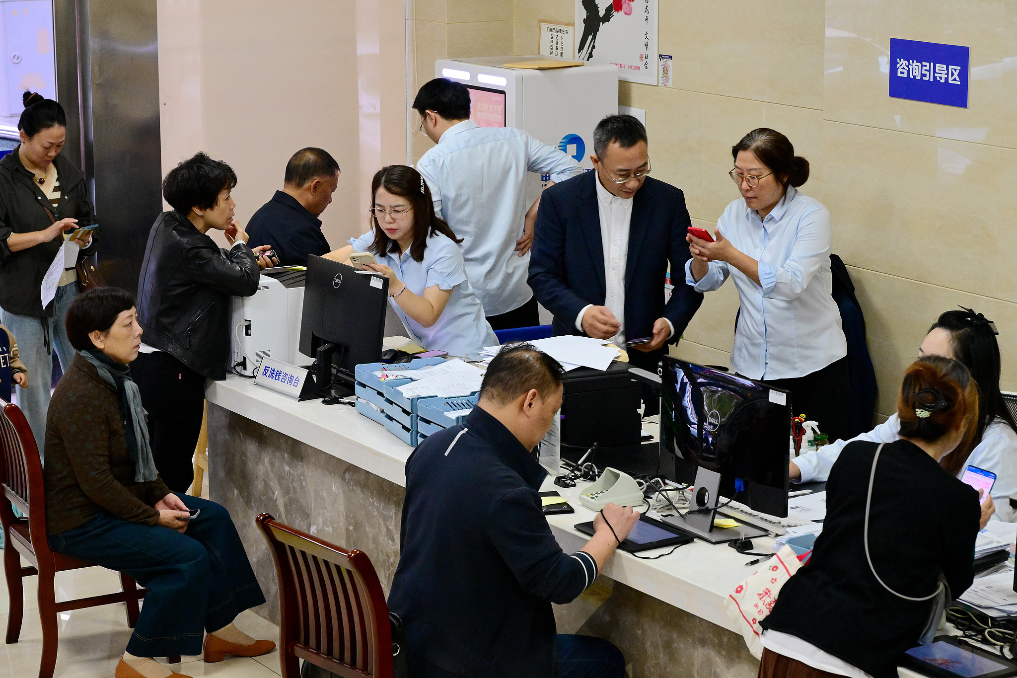 Investors lining up to open new stock accounts at a securities firm in Zhejiang Province, China, October 8, 2024. /CFP