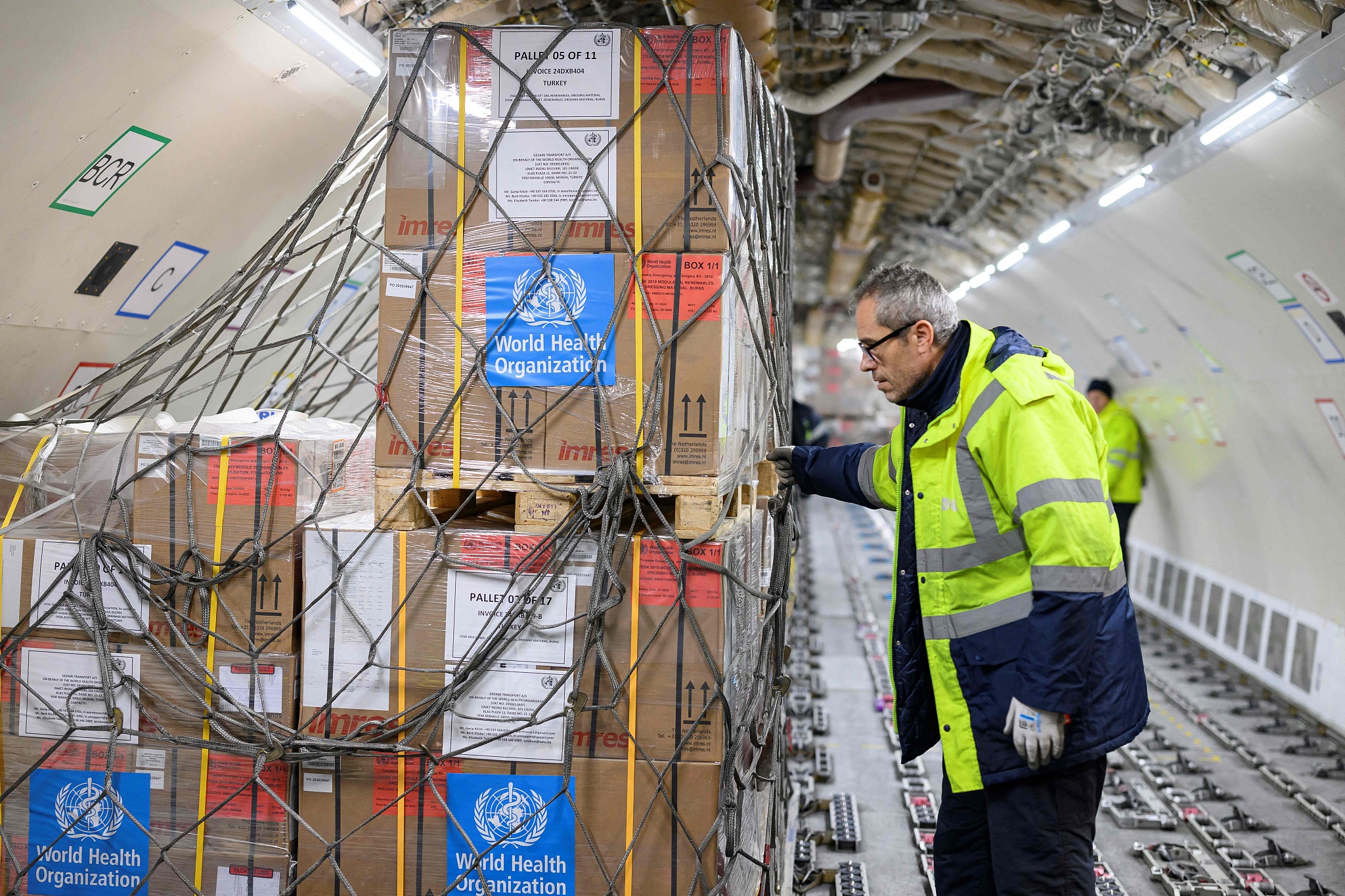 Workers unload medical and health supplies to Syria at the Istanbul International Airport, December 26, 2024. /CFP