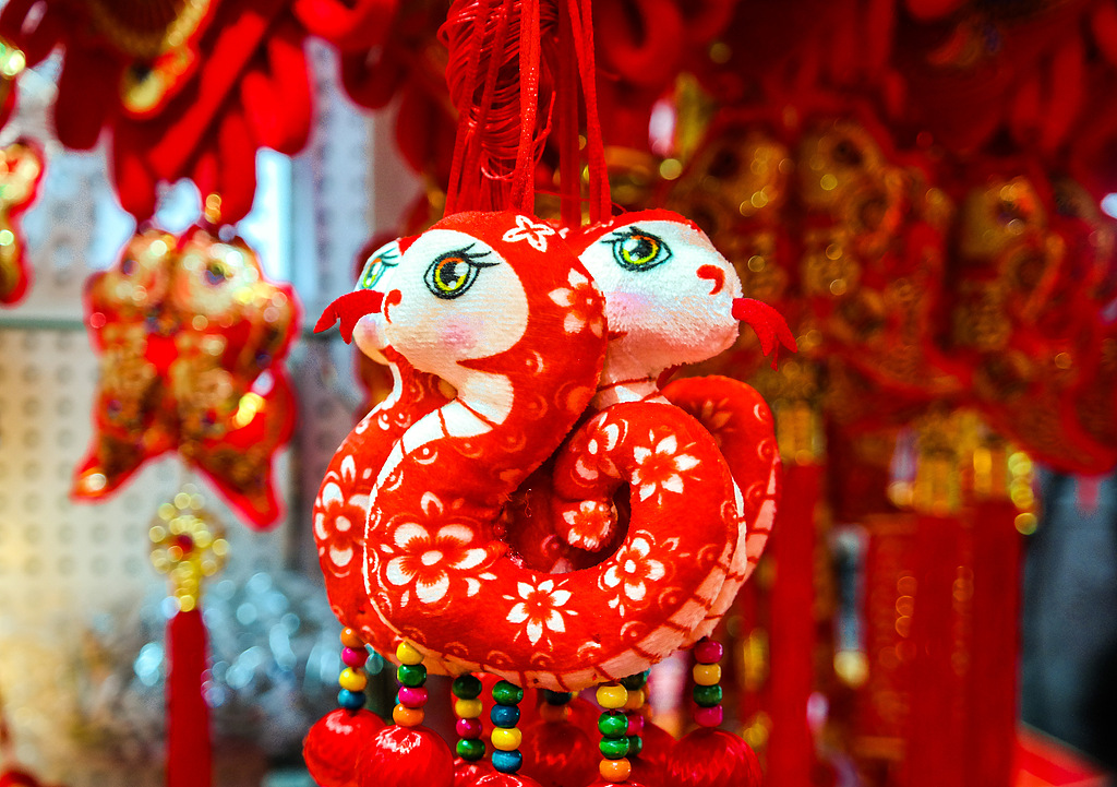 Snake-themed decorations fill stalls in a Shanghai market. /CFP