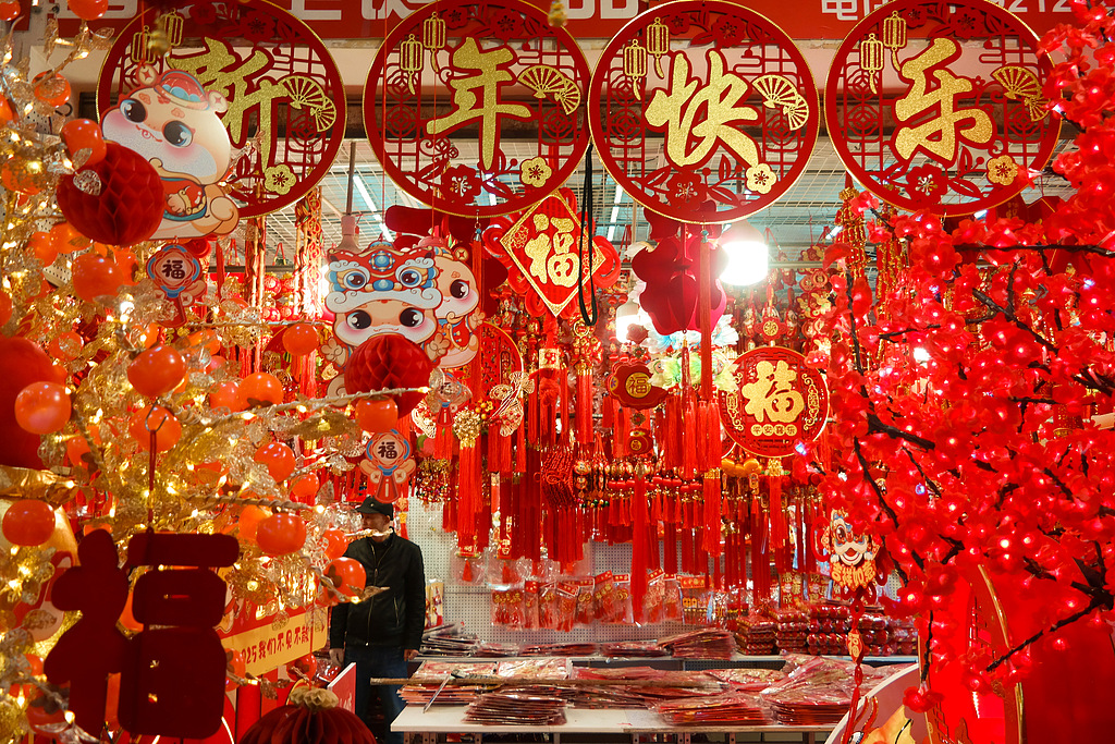 Snake-themed decorations fill stalls in a Shanghai market. /CFP