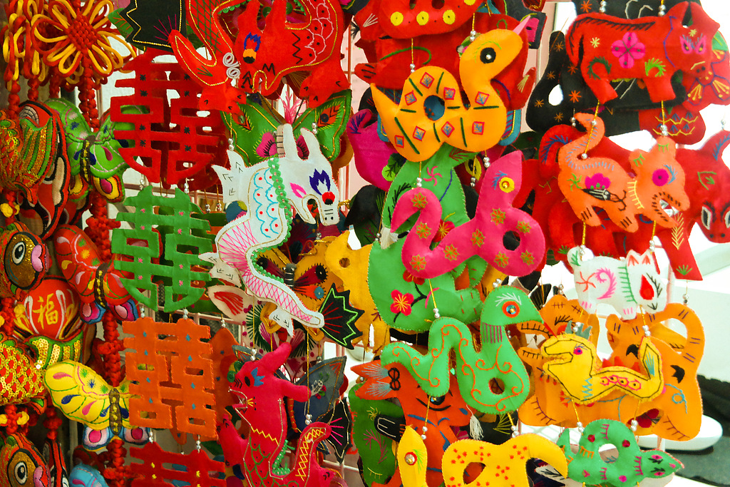 Snake-themed decorations fill stalls in a Shanghai market. /CFP