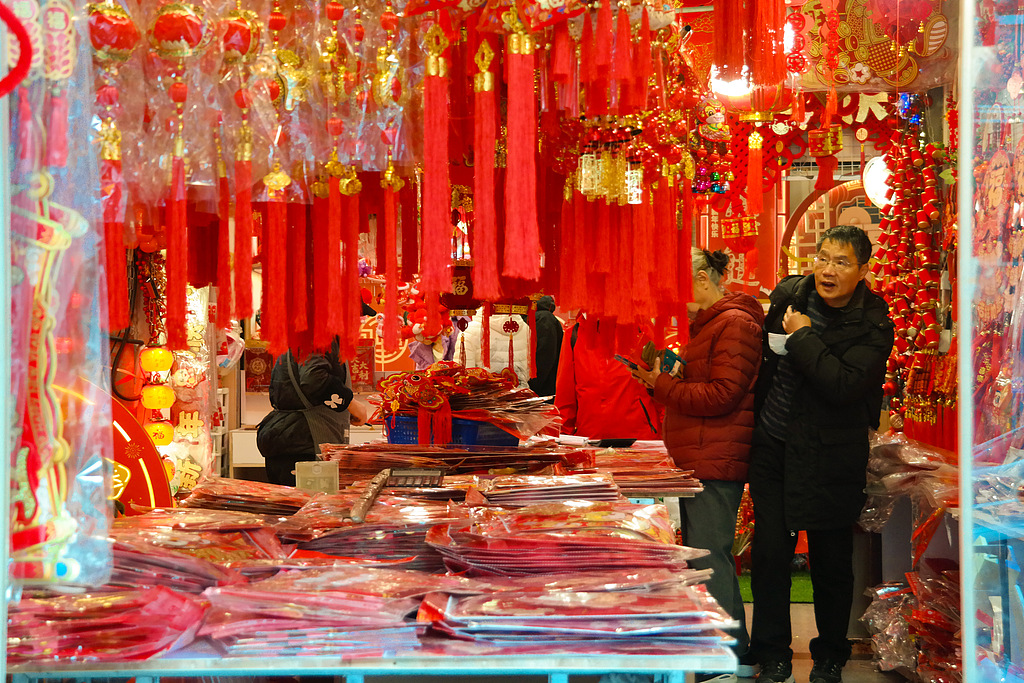 Snake-themed decorations fill stalls in a Shanghai market. /CFP