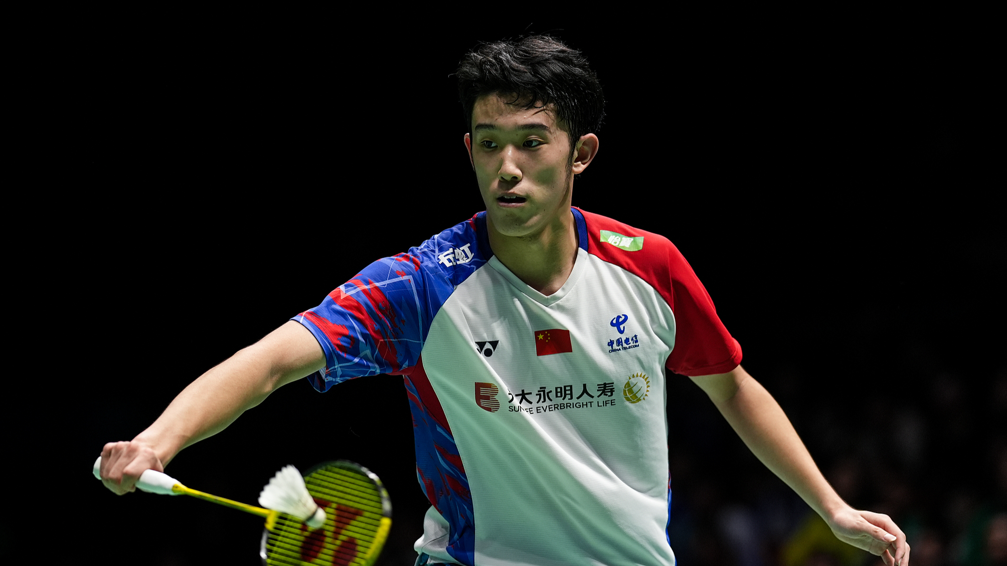 Hu Zhean of China hits a shot against Loh Kean Yew of Singapore in a men's singles quarterfinals match at the King Cup Badminton Open in Shenzhen, China, December 27, 2024. /CFP