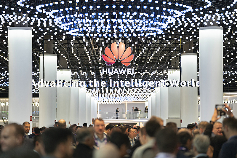 Visitors flock to the Huawei stand during the Mobile World Congress 2024 in Barcelona, Spain, February 26, 2024. /CFP